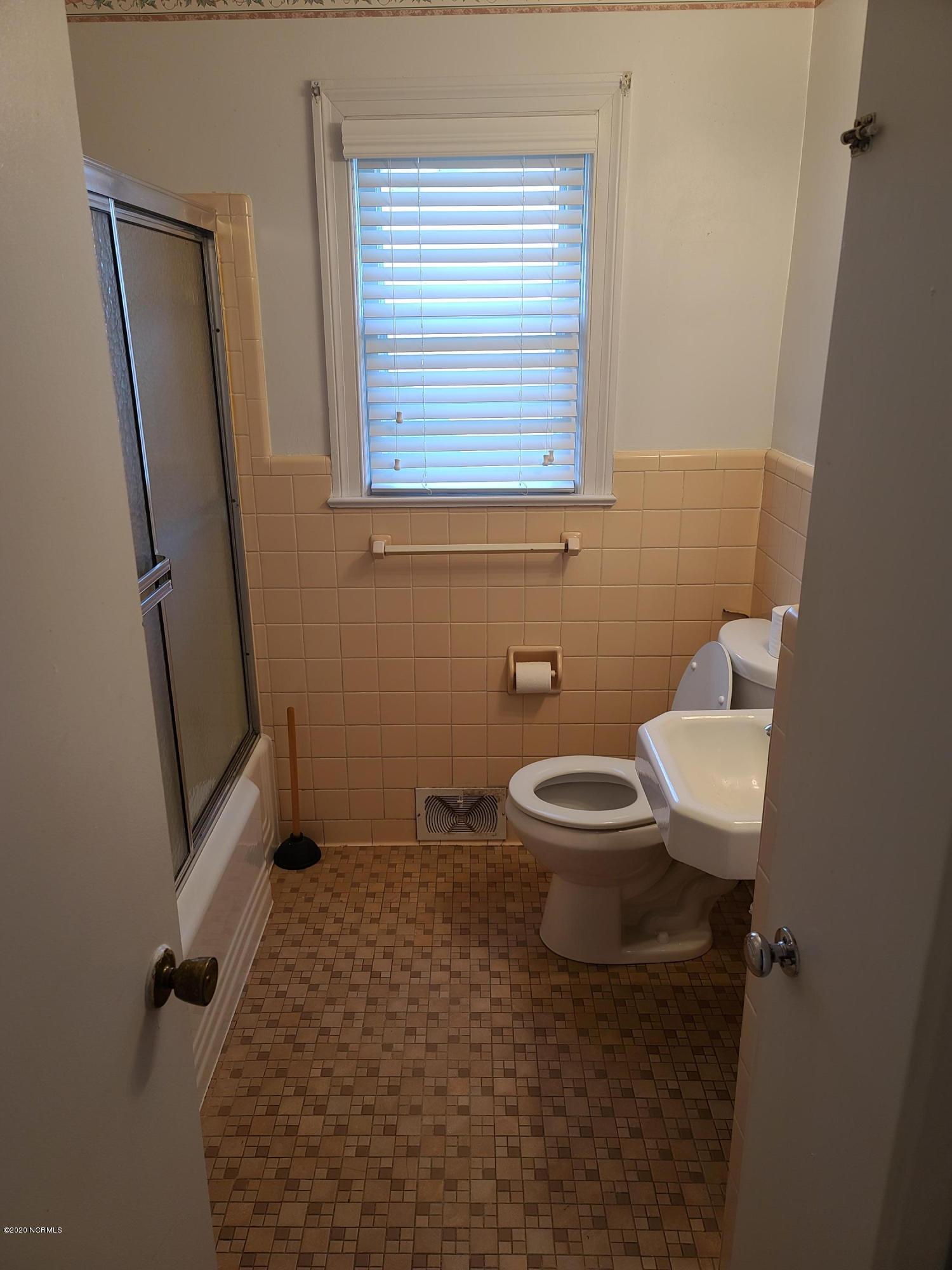 1603 W Road Kinston, NC 28501 - Photo 7 of 21 20200721_145750