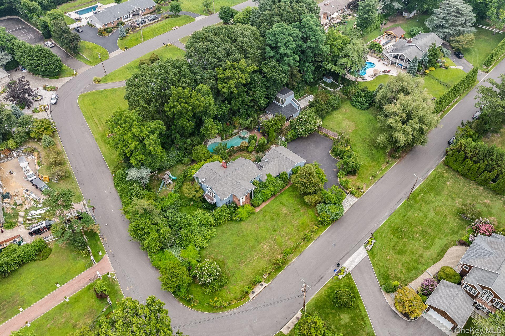 13 Whitney Circle Glen Cove, NY 11542 - Photo 4 of 44 a view of a garden with plants