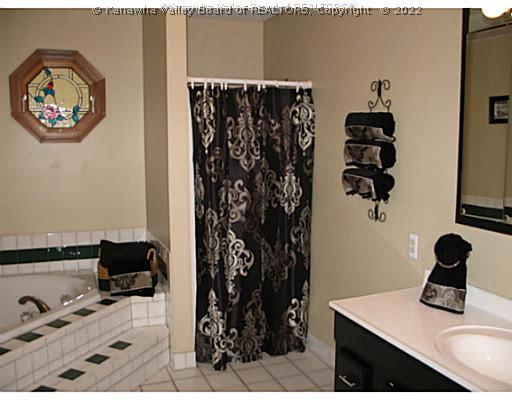 5 Sylvester Drive Winfield, WV 25213 - Photo 14 of 16 Master Bath/Spa.