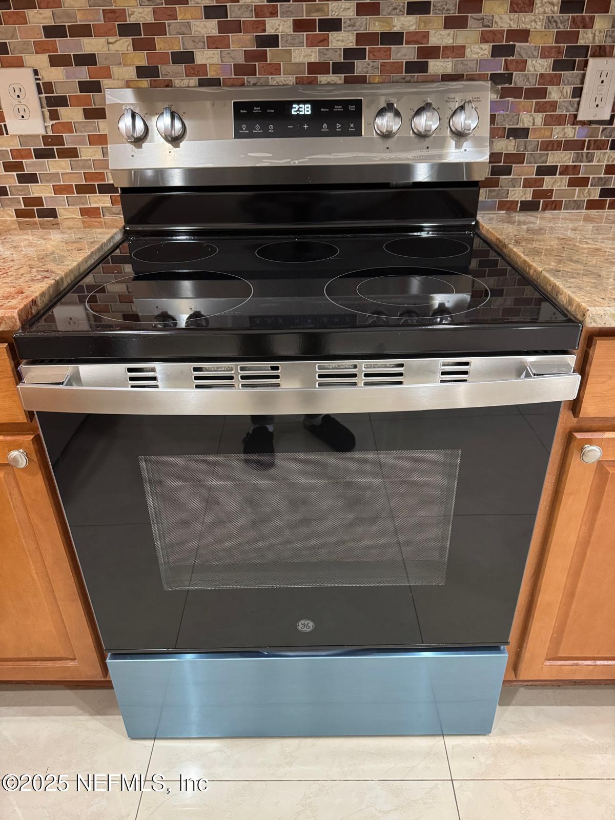 3502 Summerlin Lane North Jacksonville, FL 32224 - Photo 8 of 26 a close view of stove