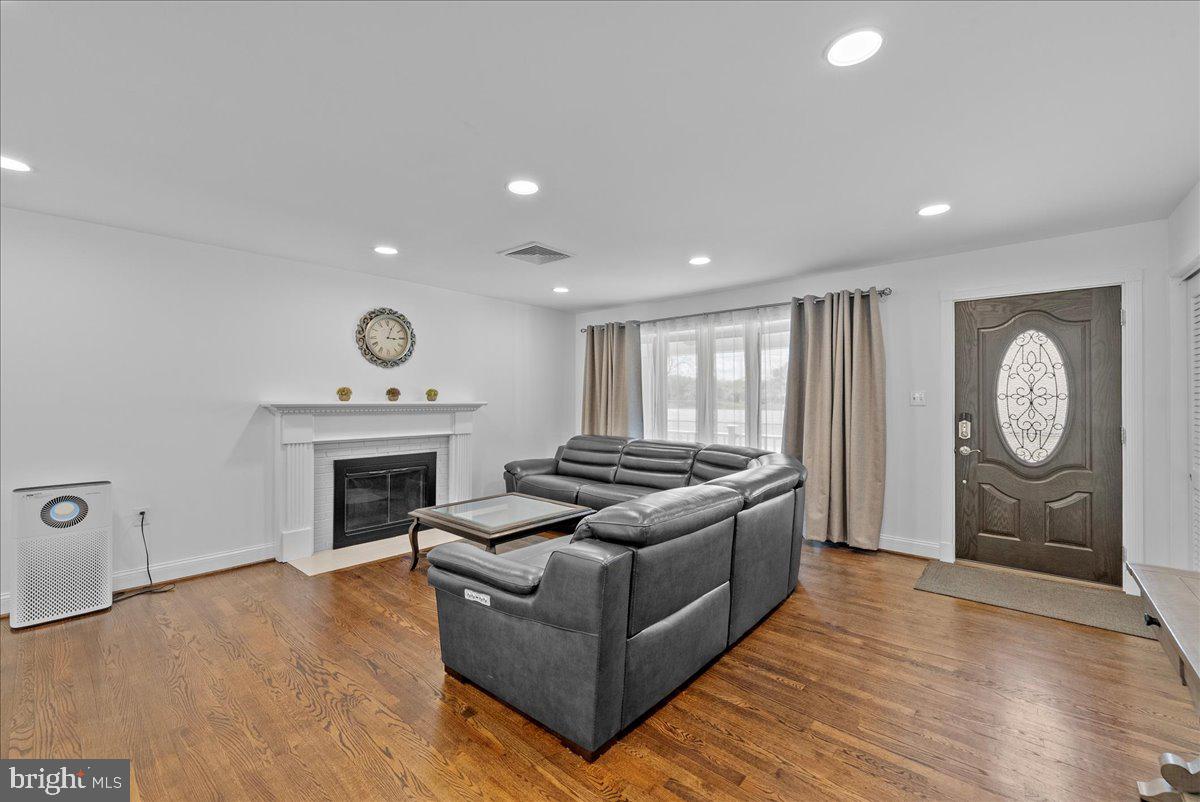 5103 Ox Road Fairfax, VA 22030 - Photo 5 of 45 Gallery Image 5