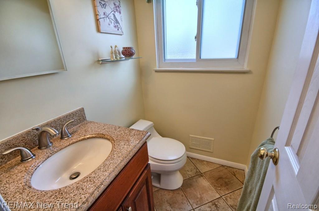 16147 Riverside Street Livonia, MI 48154 - Photo 14 of 32