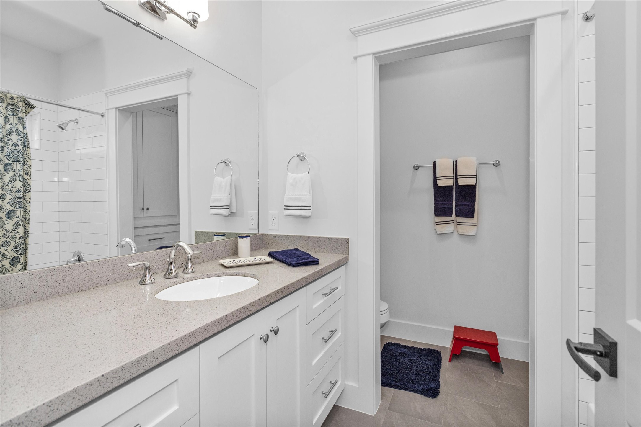1202 Walton Street Houston, TX 77009 - Photo 25 of 32 Beautifully Maintained Full Bath Serving Bedroom 3 and Nearby Living Areas
