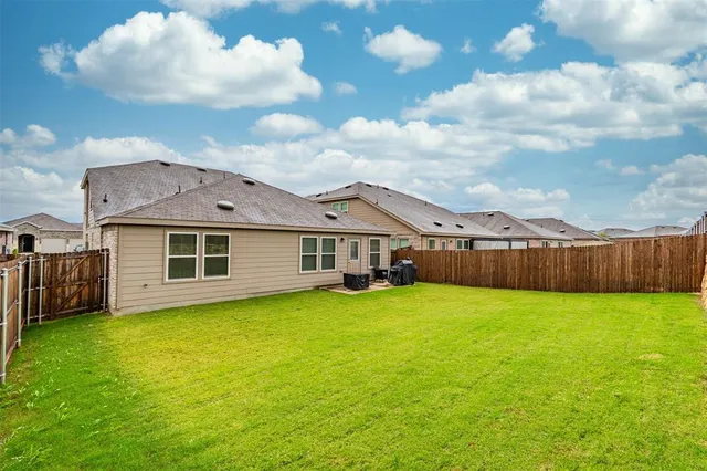 a view of a back yard