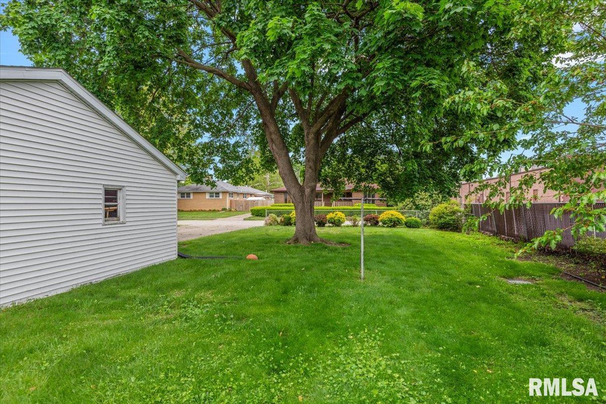 2301 Arrowhead Drive Springfield, IL 62702 - Photo 38 of 44