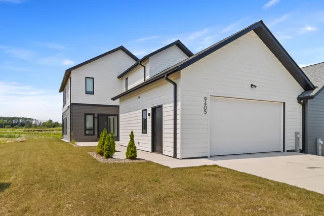 $674,900 | 9405 South Cypress Place, Oak Creek, WI 53154