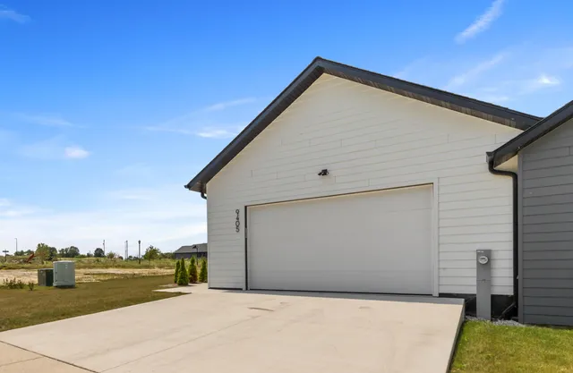 $674,900 | 9405 South Cypress Place, Oak Creek, WI 53154