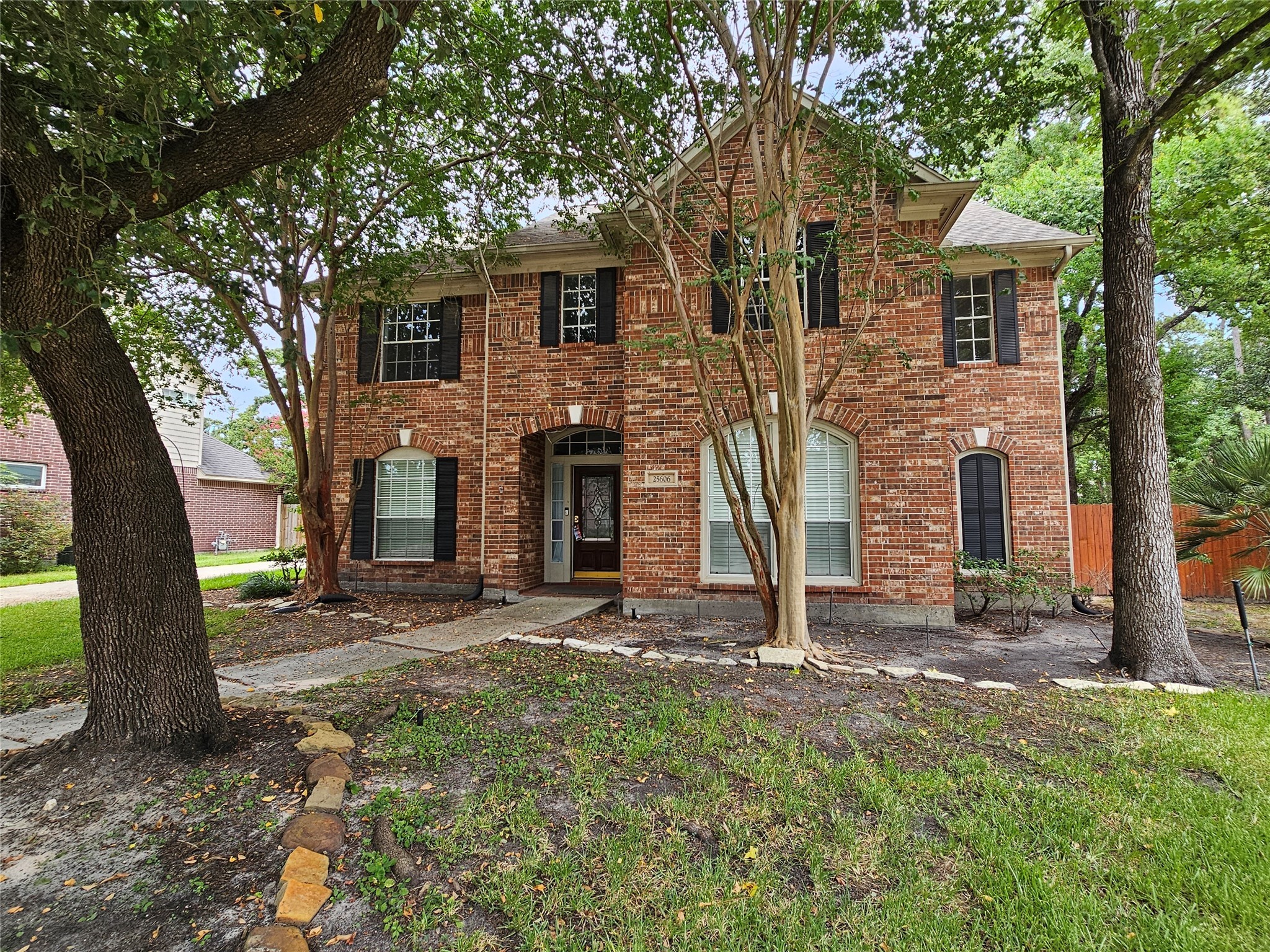 a view of a house with backyard and tree