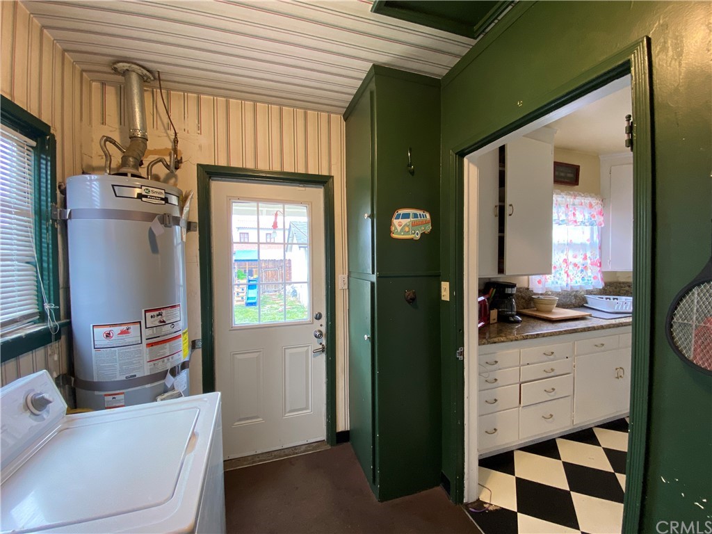 130 Pacific Street Bakersfield, CA 93305 - Photo 17 of 25 a bathroom with a sink a toilet and shower