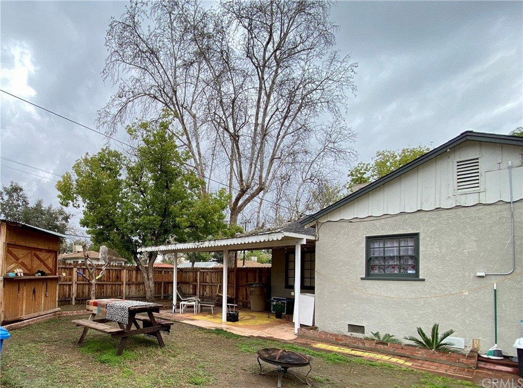 130 Pacific Street Bakersfield, CA 93305 - Photo 19 of 25 a backyard of a house with barbeque oven and outdoor seating
