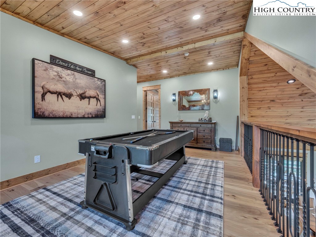 137 Green Cliffs Road Sugar Mountain, NC 28604 - Photo 31 of 48 a living room with a rug