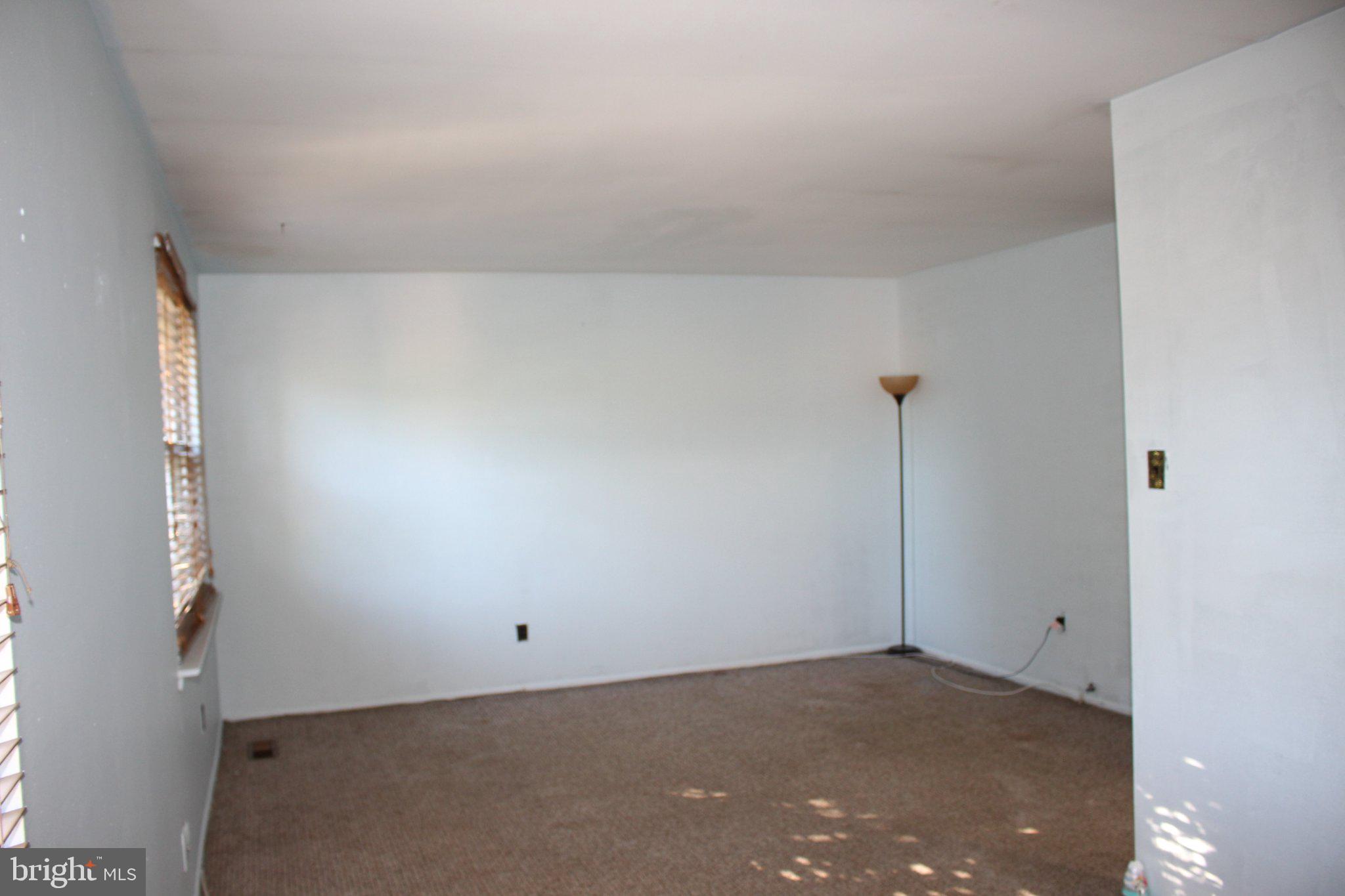 146 Oakmont Road Clementon, NJ 08021 - Photo 55 of 61 Spacious room with natural light.