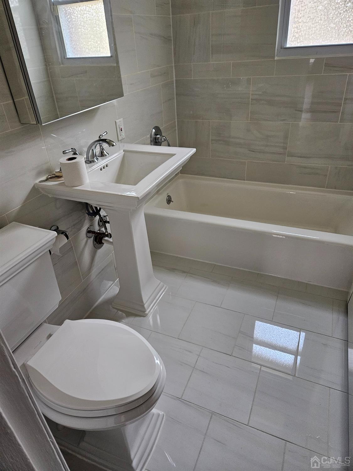 420 Cross Road, Unit 11 Matawan, NJ 07747 - Photo 5 of 15 a bathroom with a sink a toilet and bathtub