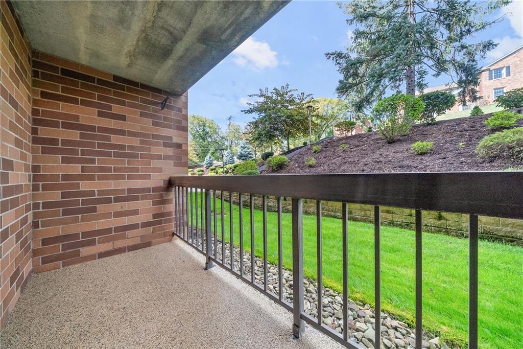 1500 Cochran Road, Unit 412 Pittsburgh, PA 15243 - Photo 29 of 45 a view of a backyard