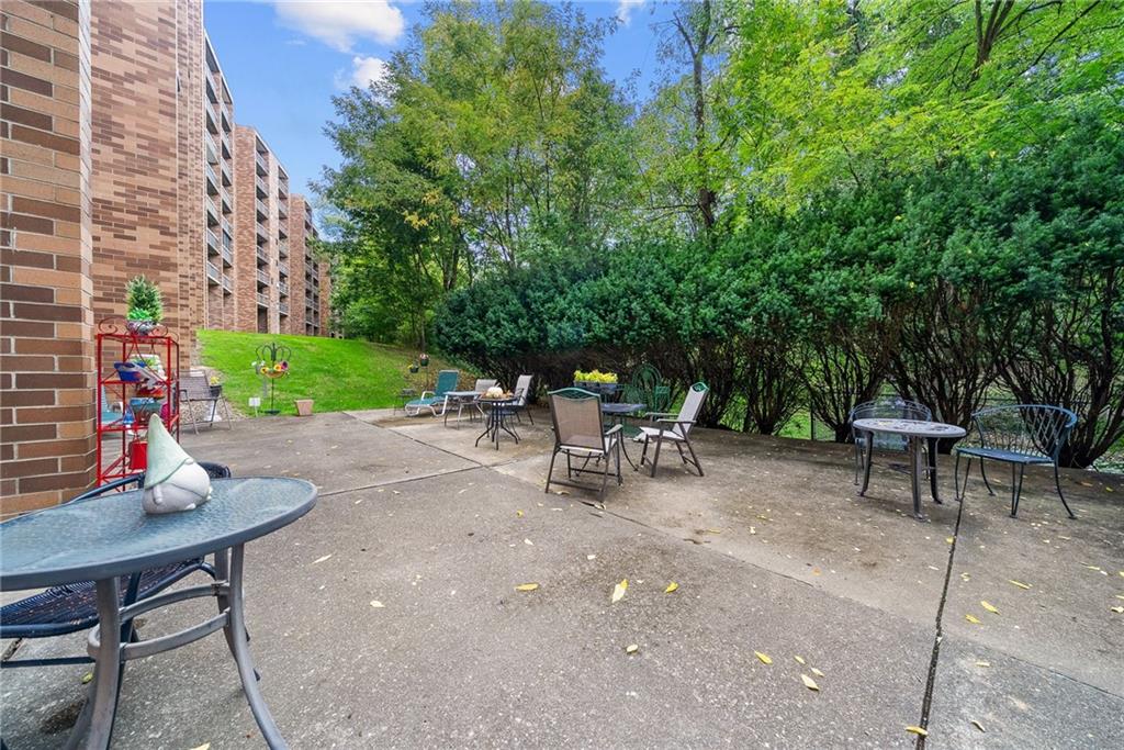 1500 Cochran Road, Unit 412 Pittsburgh, PA 15243 - Photo 39 of 45 a view of a backyard with sitting area