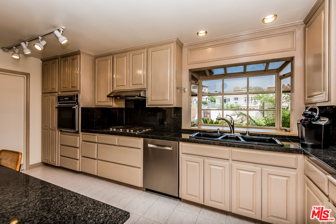 7203 Rindge Avenue Playa del Rey, CA 90293 - Photo 8 of 27