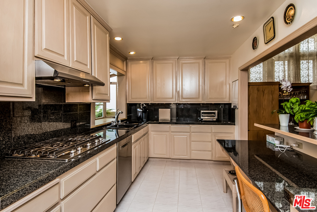 7203 Rindge Avenue Playa del Rey, CA 90293 - Photo 9 of 27