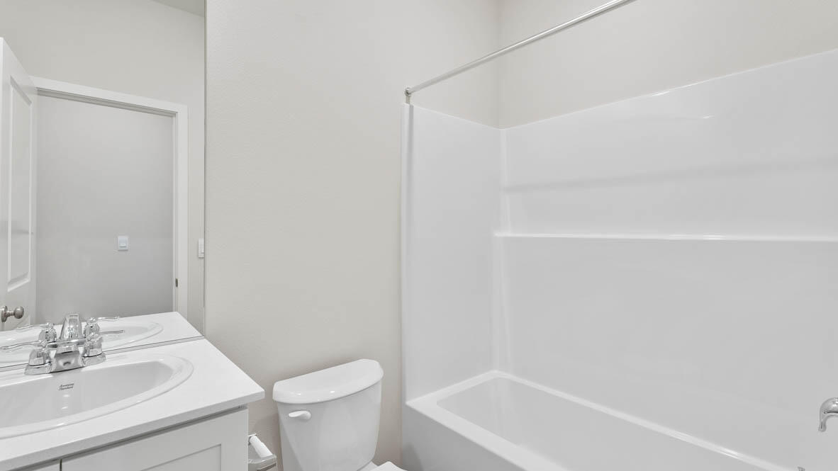 61172 Southeast Splendor Lane Bend, OR 97702 - Photo 10 of 26 010 bathroom
