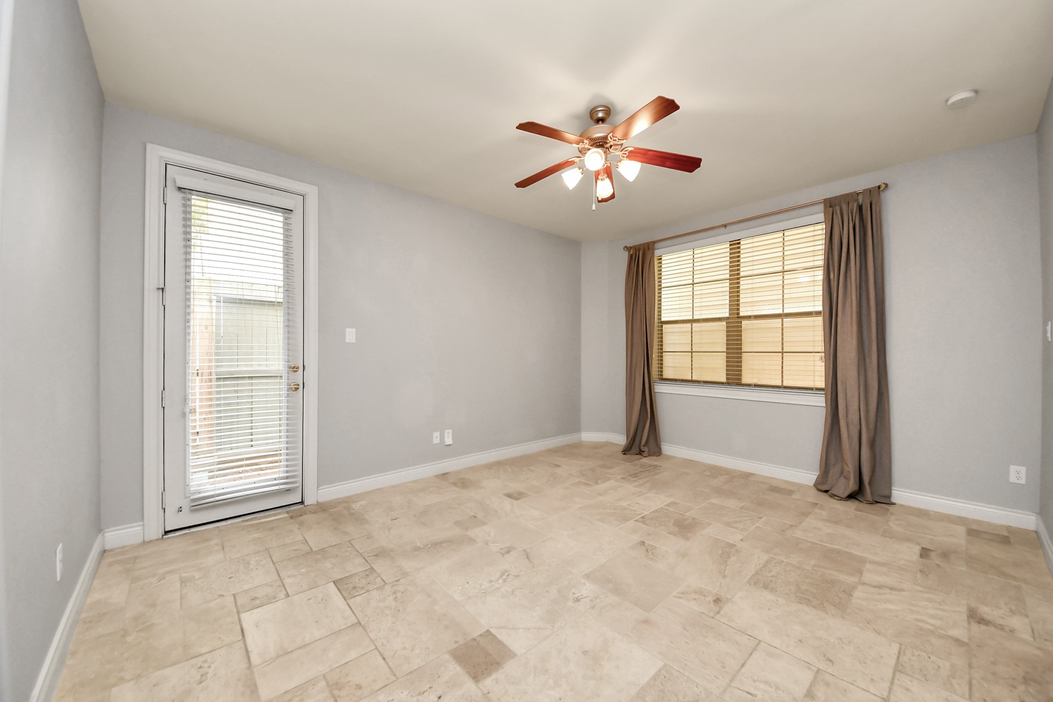 3422 Center Street Houston, TX 77007 - Photo 16 of 27 Full bedroom suite on first floor with walk out patio space - fully fenced.
