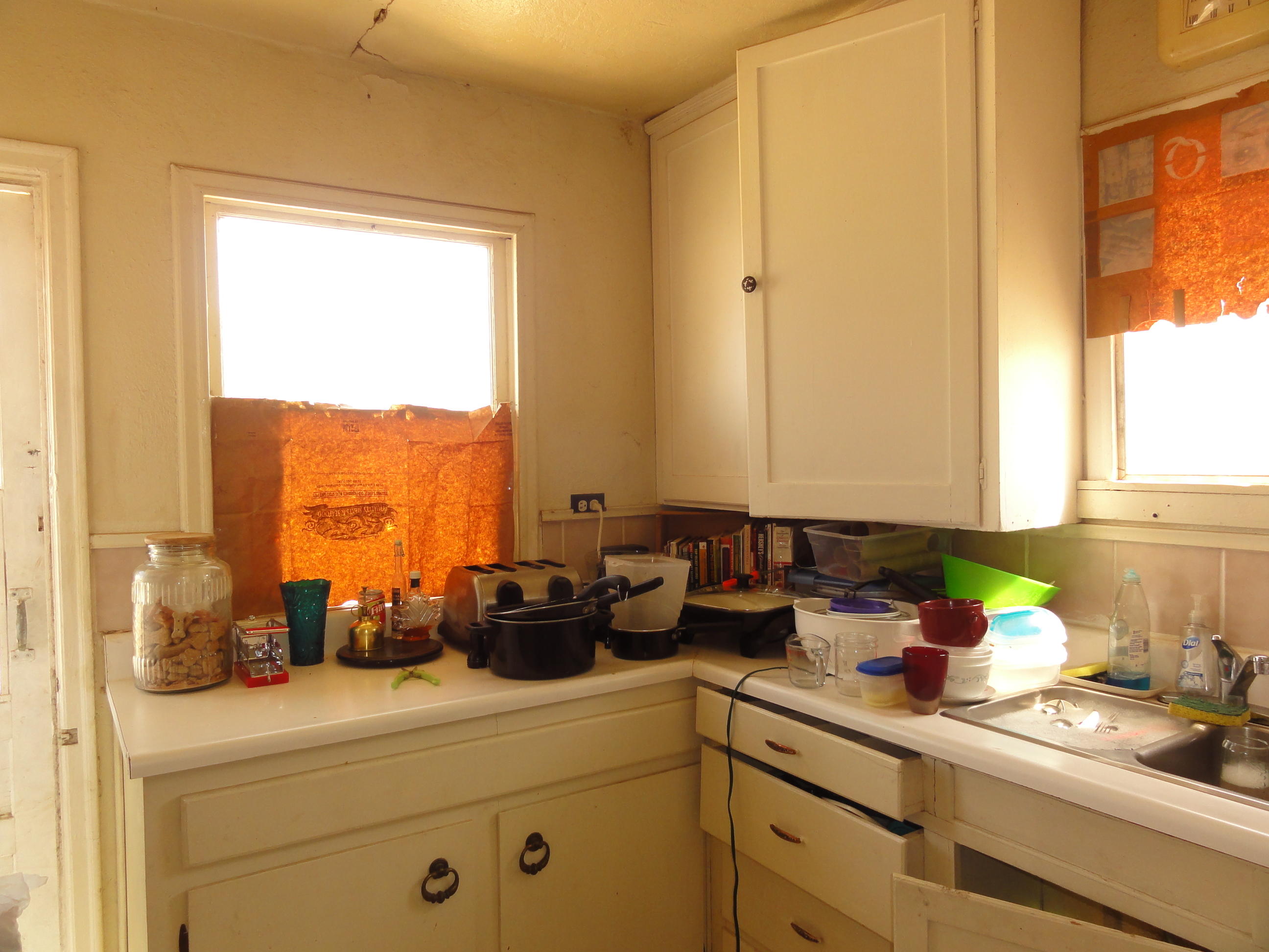 2686 Barney Road Anderson, CA 96007 - Photo 14 of 14 Barney Yellow house Kitchen