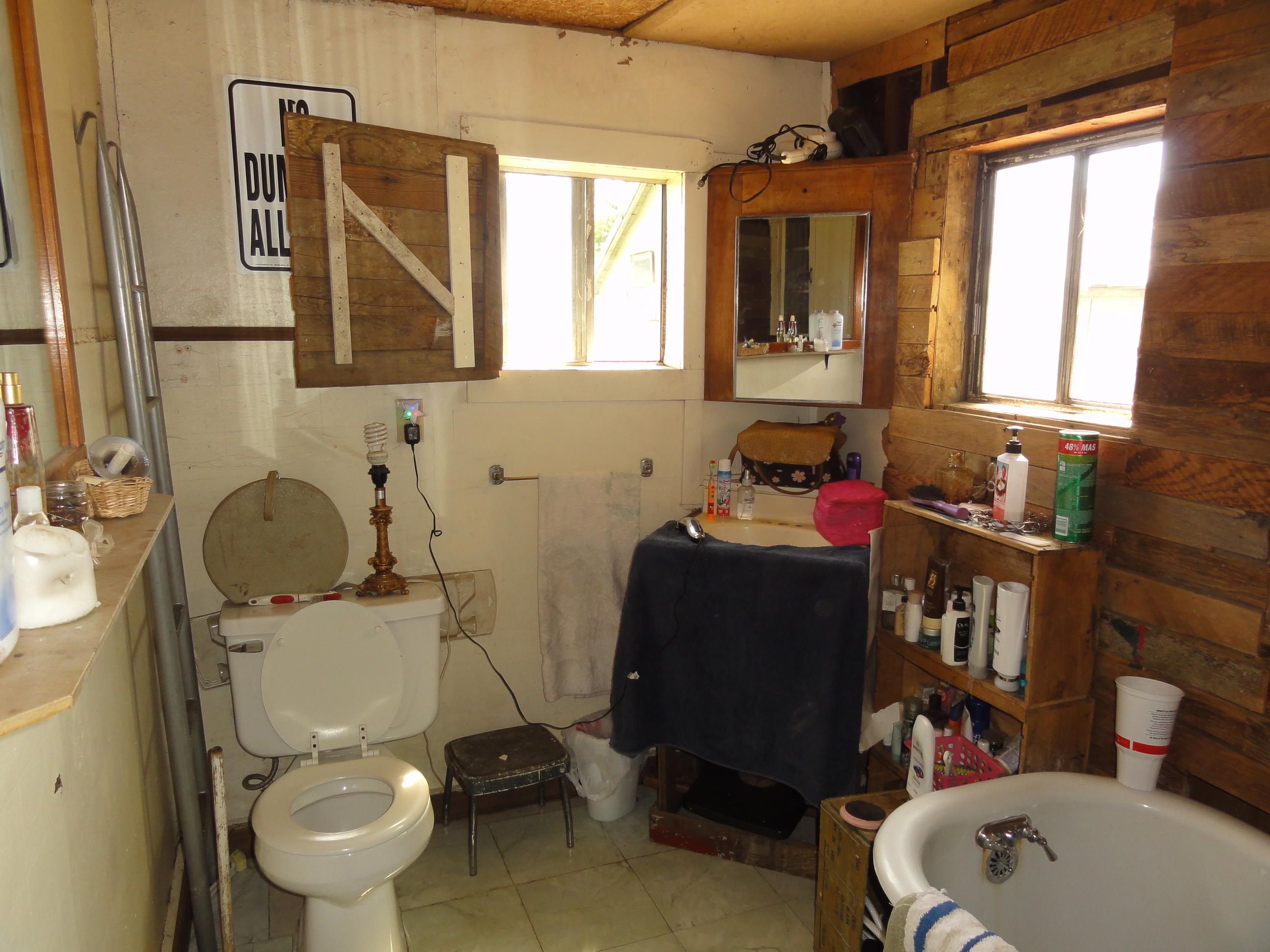2686 Barney Road Anderson, CA 96007 - Photo 8 of 14 Barney Bath