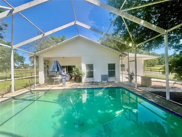 a view of a house with backyard