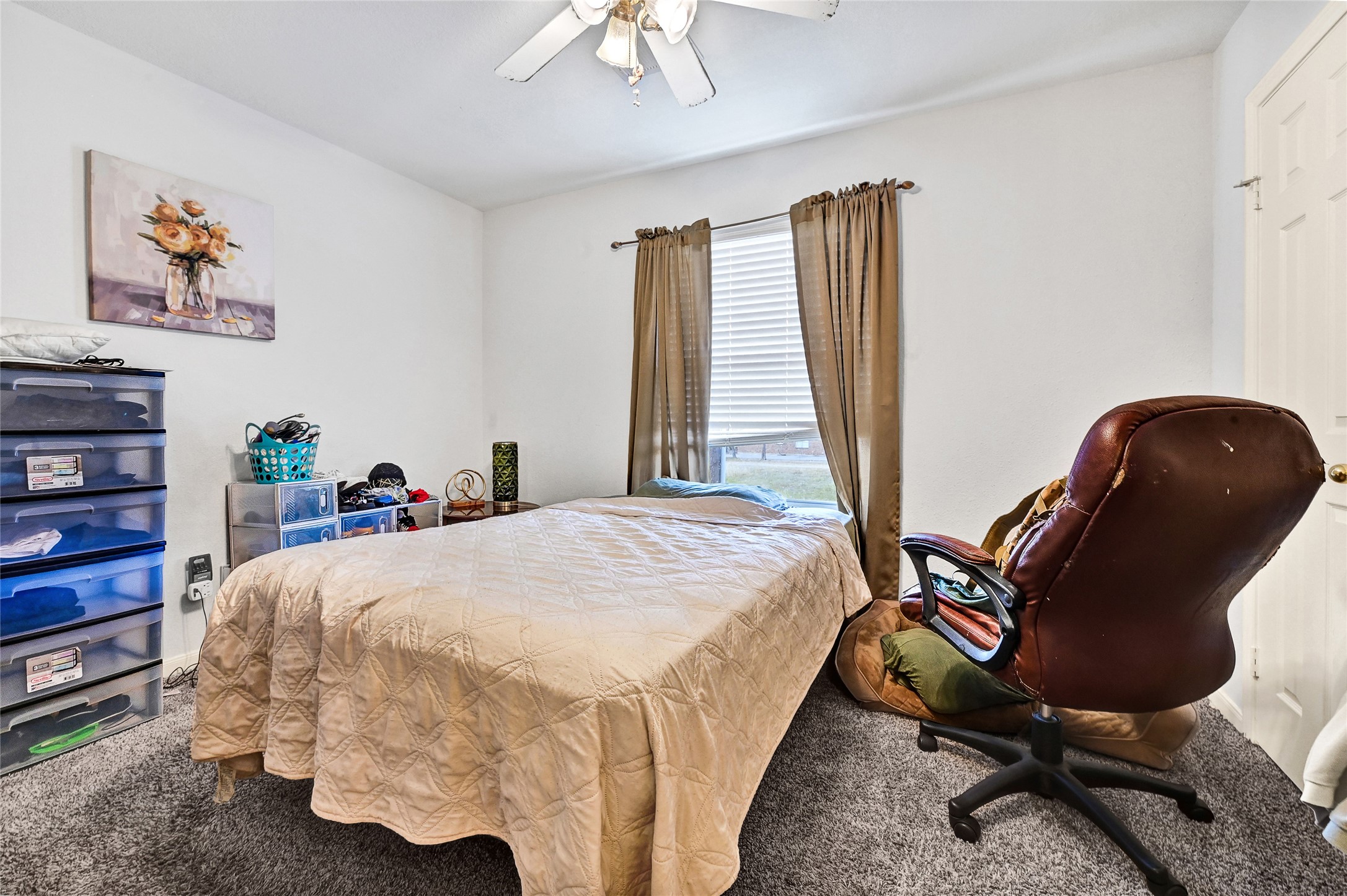 10100 Spring Pl Drive Houston, TX 77070 - Photo 17 of 24 a bedroom with a bed and a chair