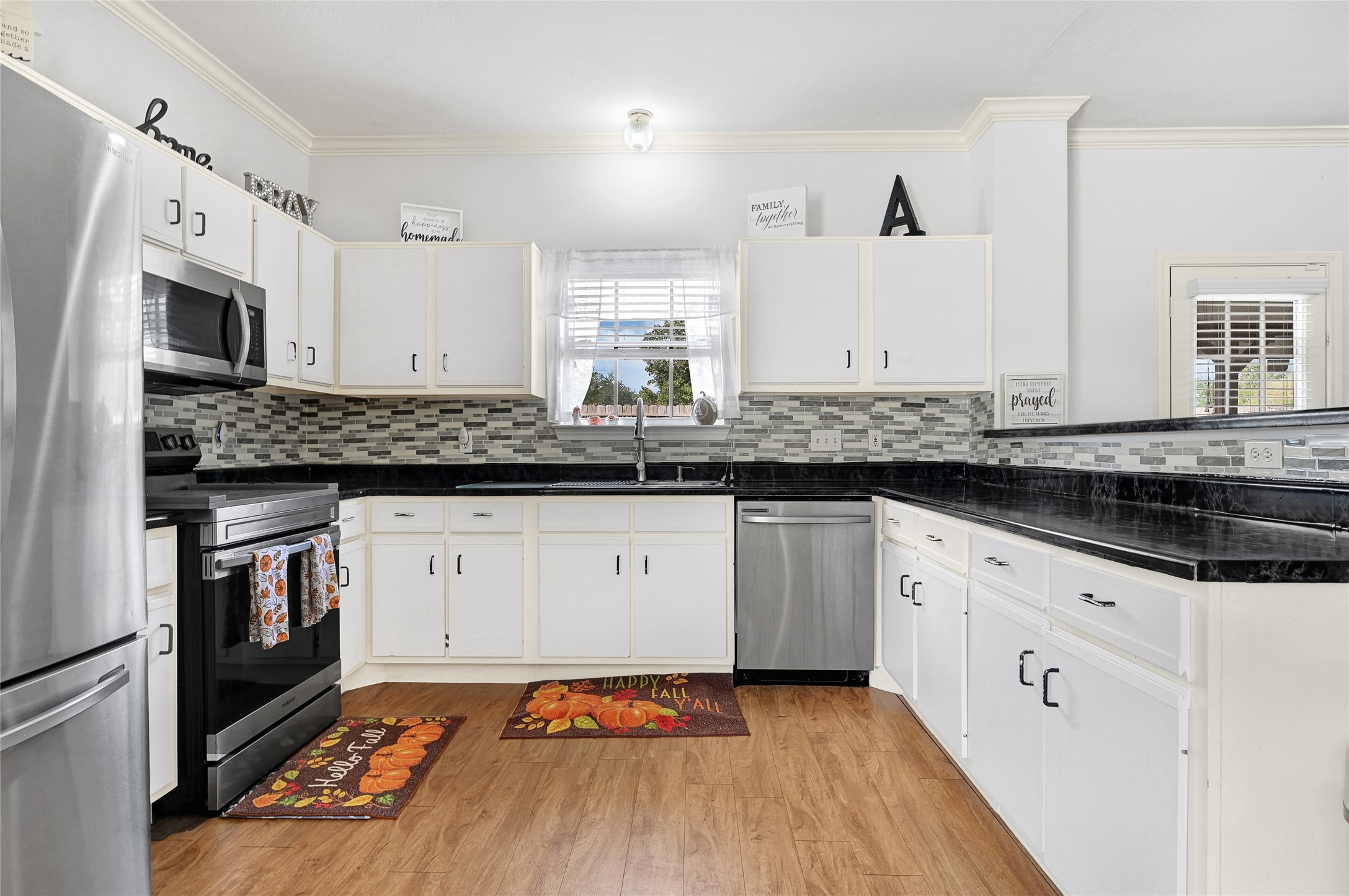 10100 Spring Pl Drive Houston, TX 77070 - Photo 6 of 24 a kitchen with granite countertop a sink a stove and cabinets