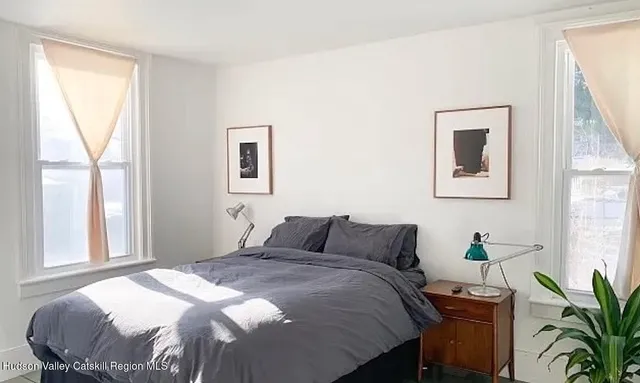 $3,350 | 967 Columbia Street, Hudson, NY 12534