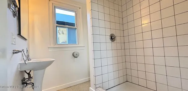 $3,350 | 967 Columbia Street, Hudson, NY 12534