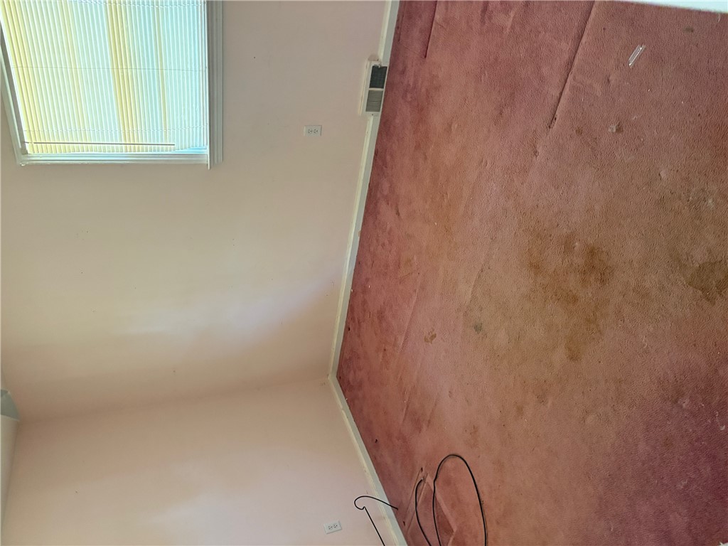 403 Brook Forest Drive Anderson, SC 29621 - Photo 14 of 18 This interior space features comfortable carpeting and a skylight for natural illumination.