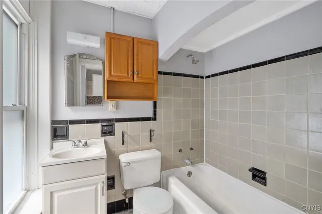 $1,300 | 319 North Salina Street, Syracuse, NY 13203