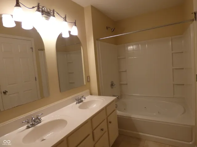 $1,950 | 11723 Chant Lane, Unit 6, Zionsville, IN 46077