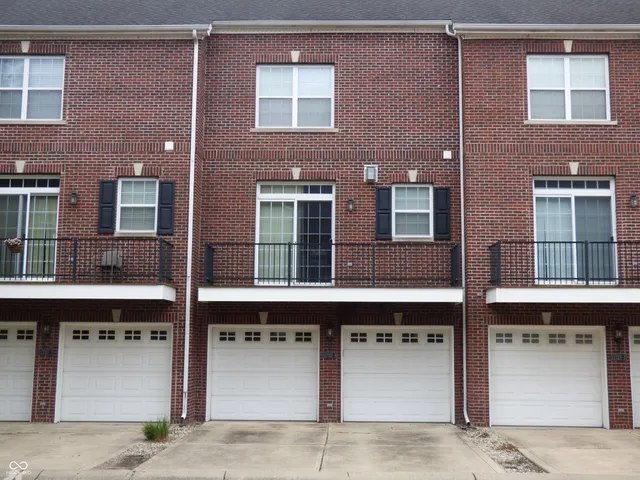 $1,950 | 11723 Chant Lane, Unit 6, Zionsville, IN 46077