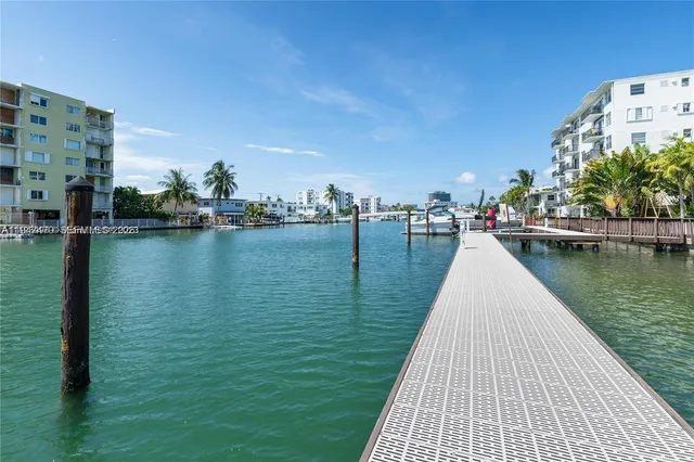$1,875 | 7950 Tatum Waterway Drive, Unit N3, Miami Beach, FL 33141