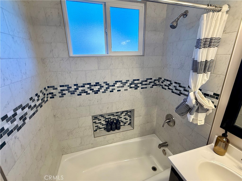 6948 Balcom Avenue Reseda, CA 91335 - Photo 26 of 30 a bathroom with a bathtub