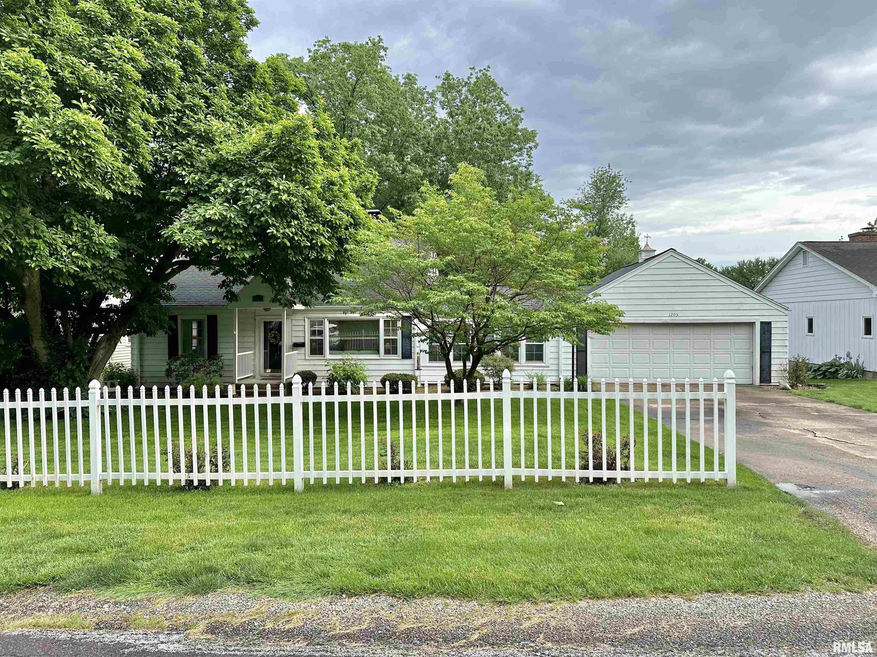 1205 Edgehill Road Jacksonville, IL 62650 - Photo 1 of 26 Gallery Image 1