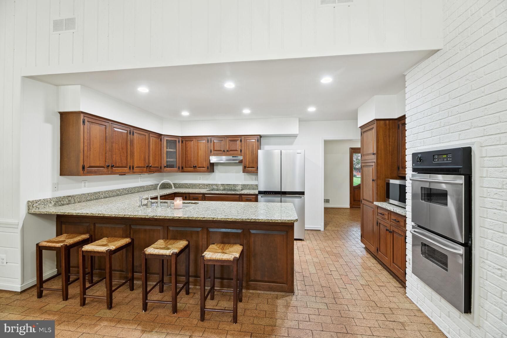 6313 Stoneham Lane McLean, VA 22101 - Photo 10 of 37 Stainless steel appliances + new cabinet hardware