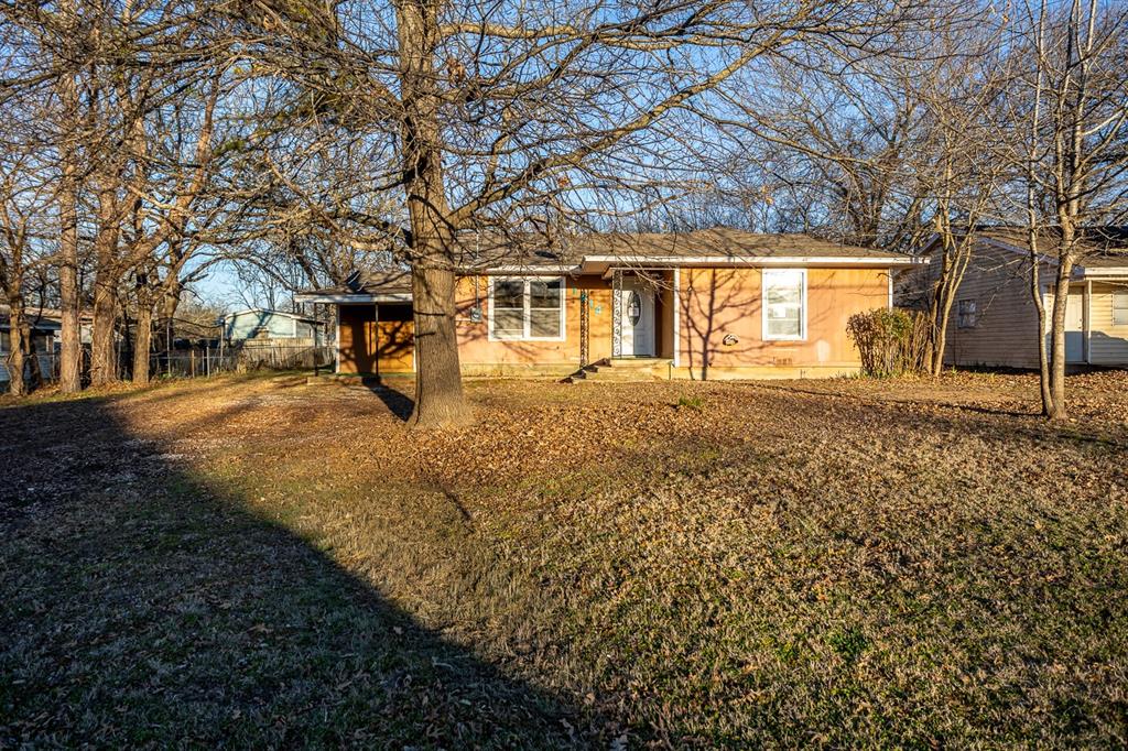 1414 Rice Avenue Gainesville, TX 76240 - Photo 1 of 21 a front view of a house with a yard