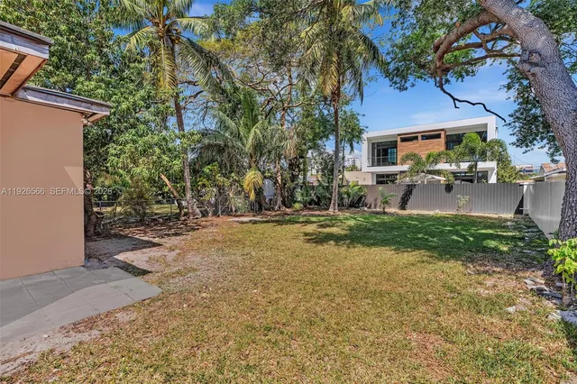 $2,095 | 2839 Southwest 24th Street, Unit 2, Miami, FL 33145