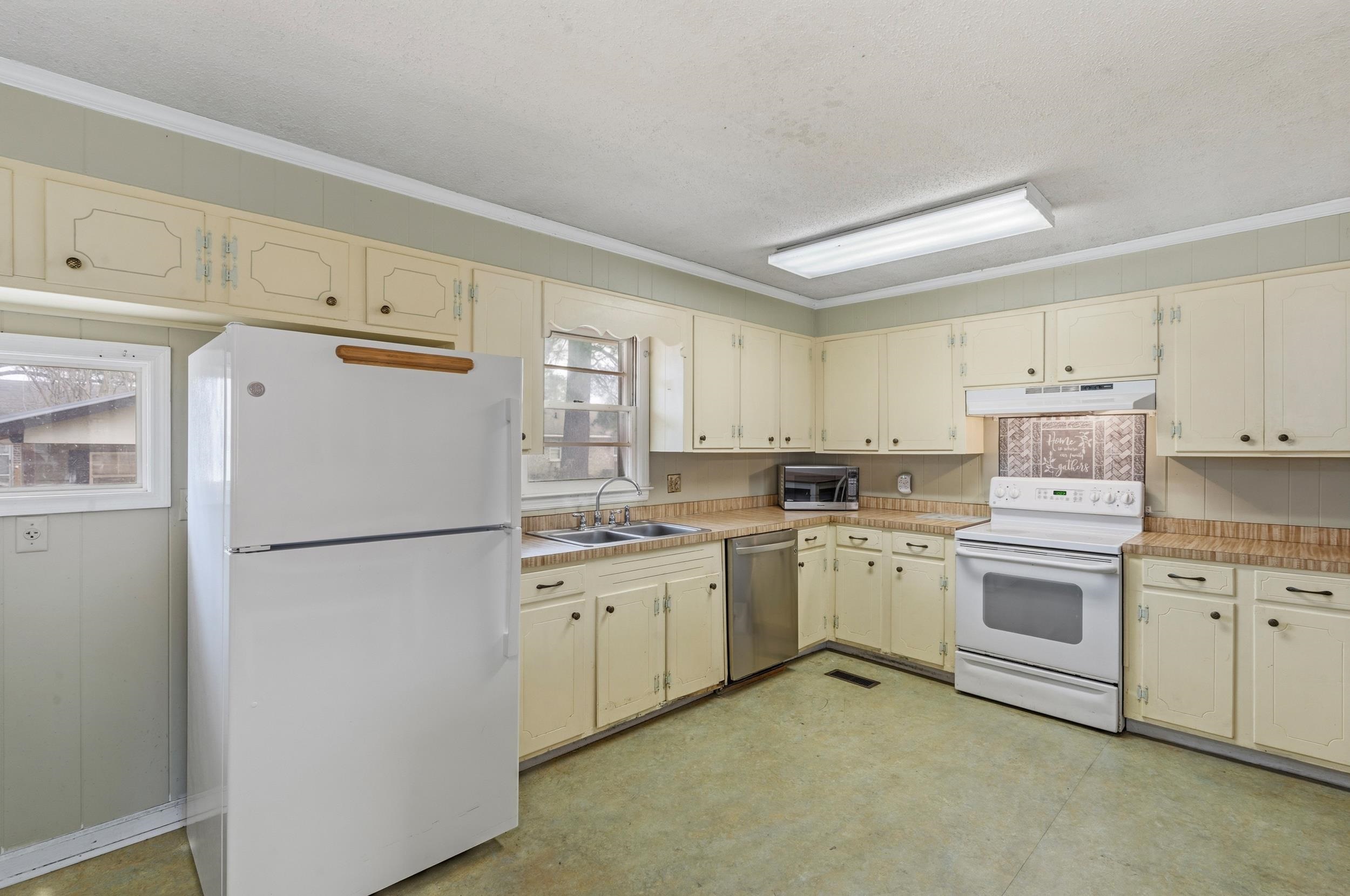 902 Rosewood Street Mullins, SC 29574 - Photo 2 of 29