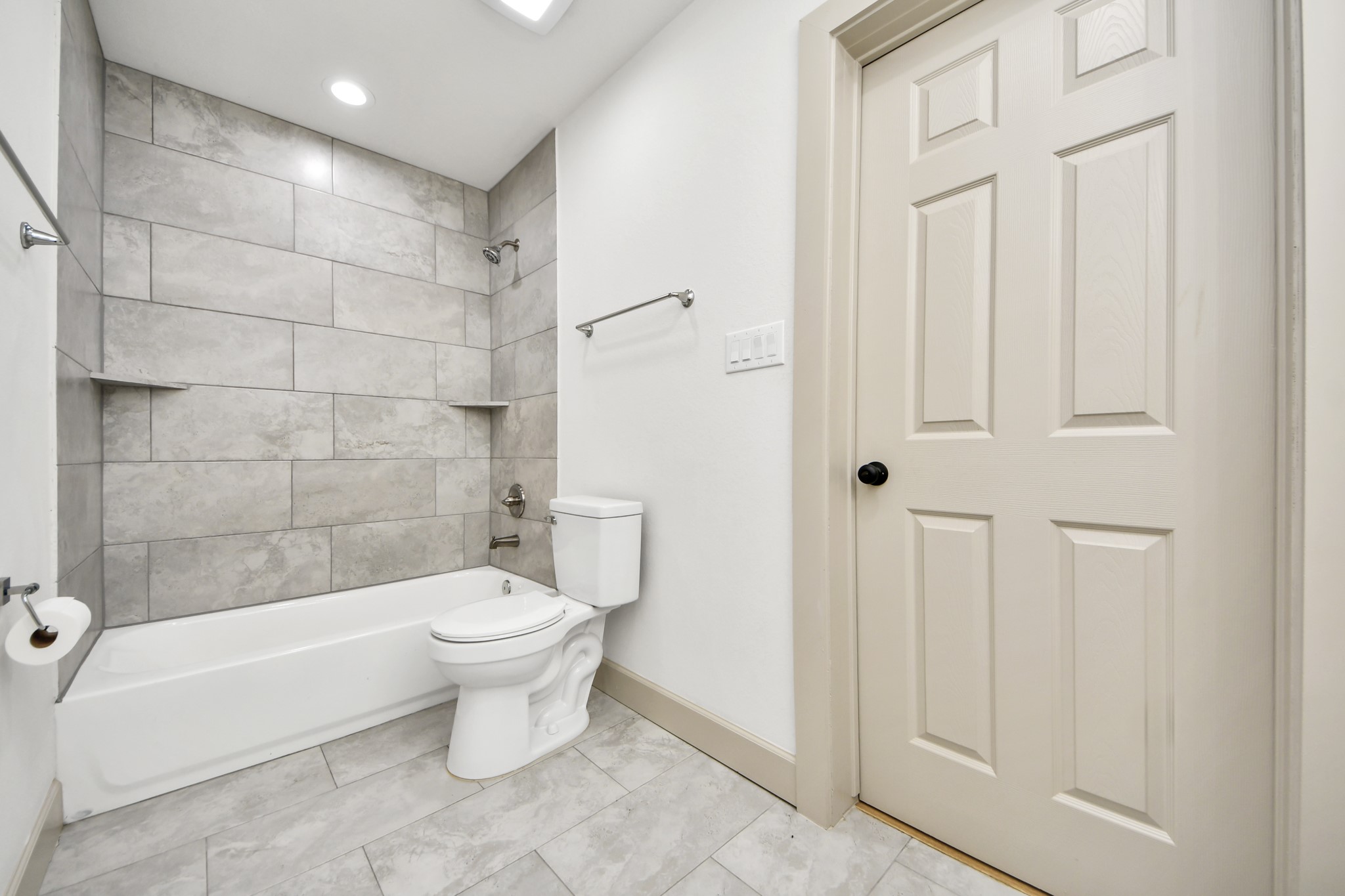 2919 Rosedale Street, Unit B Houston, TX 77004 - Photo 20 of 35 a bathroom with a bathtub and toilet