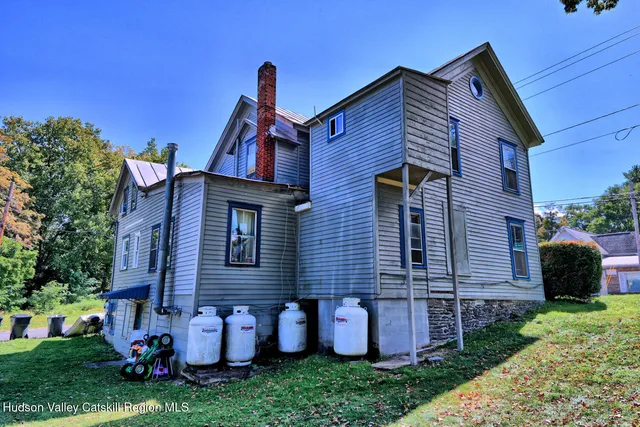 a view of house with a yard