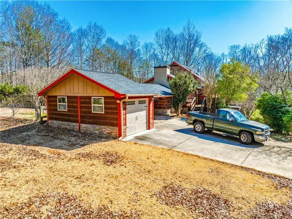 a view of a backyard