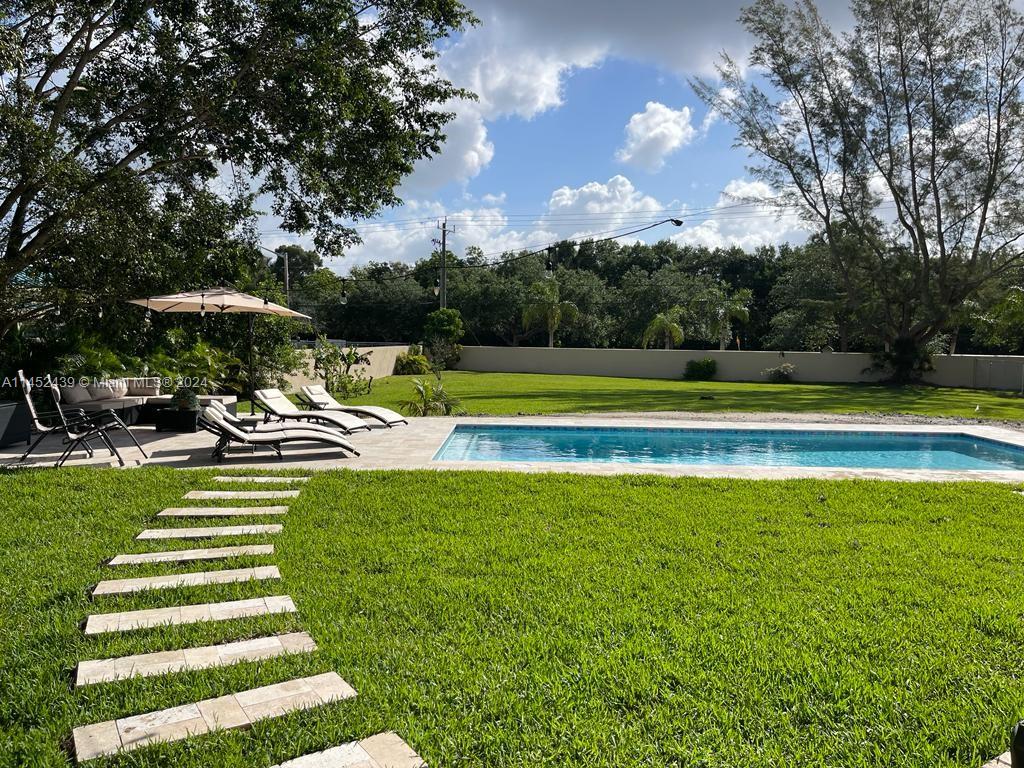 6110 Falconsgate Avenue Davie, FL 33331 - Photo 30 of 33 a view of a swimming pool with an outdoor seating