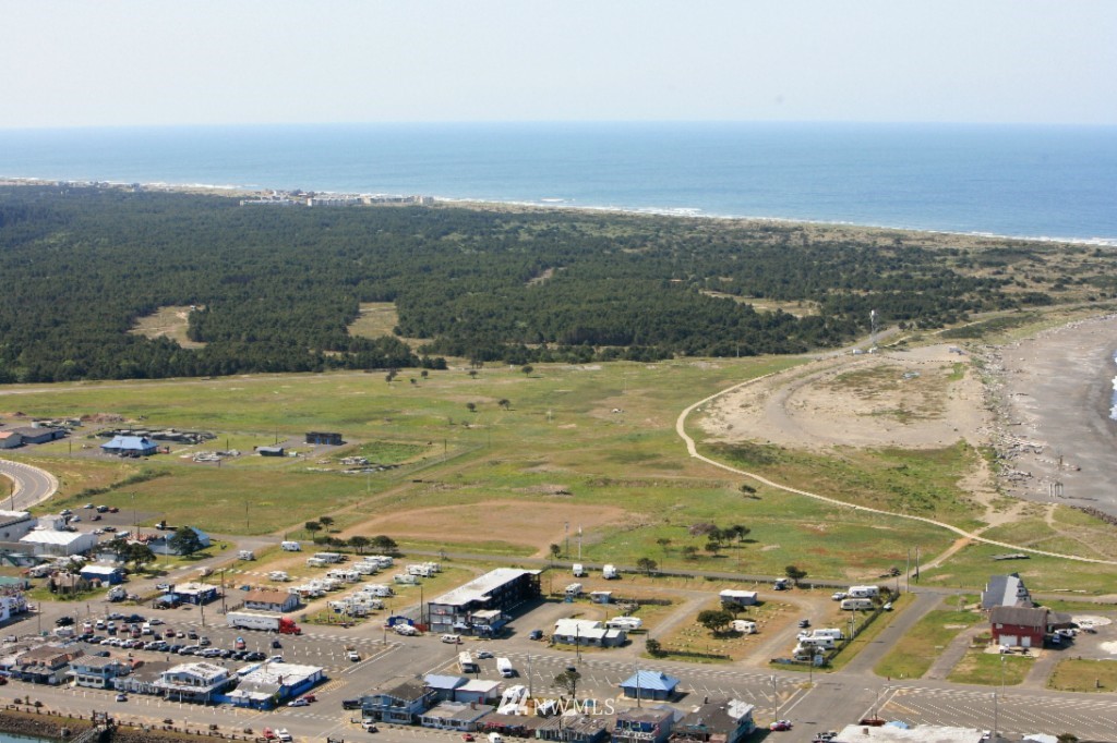 360 Jetty Haul Road Westport, WA 98595 - Photo 3 of 5 a view of a ocean with beach