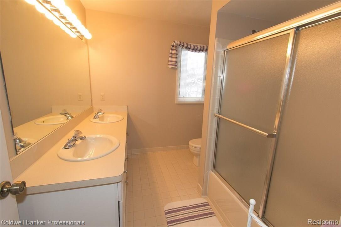 36874 Chesapeake Road Farmington, MI 48335 - Photo 43 of 46 Upper Level Full Bath