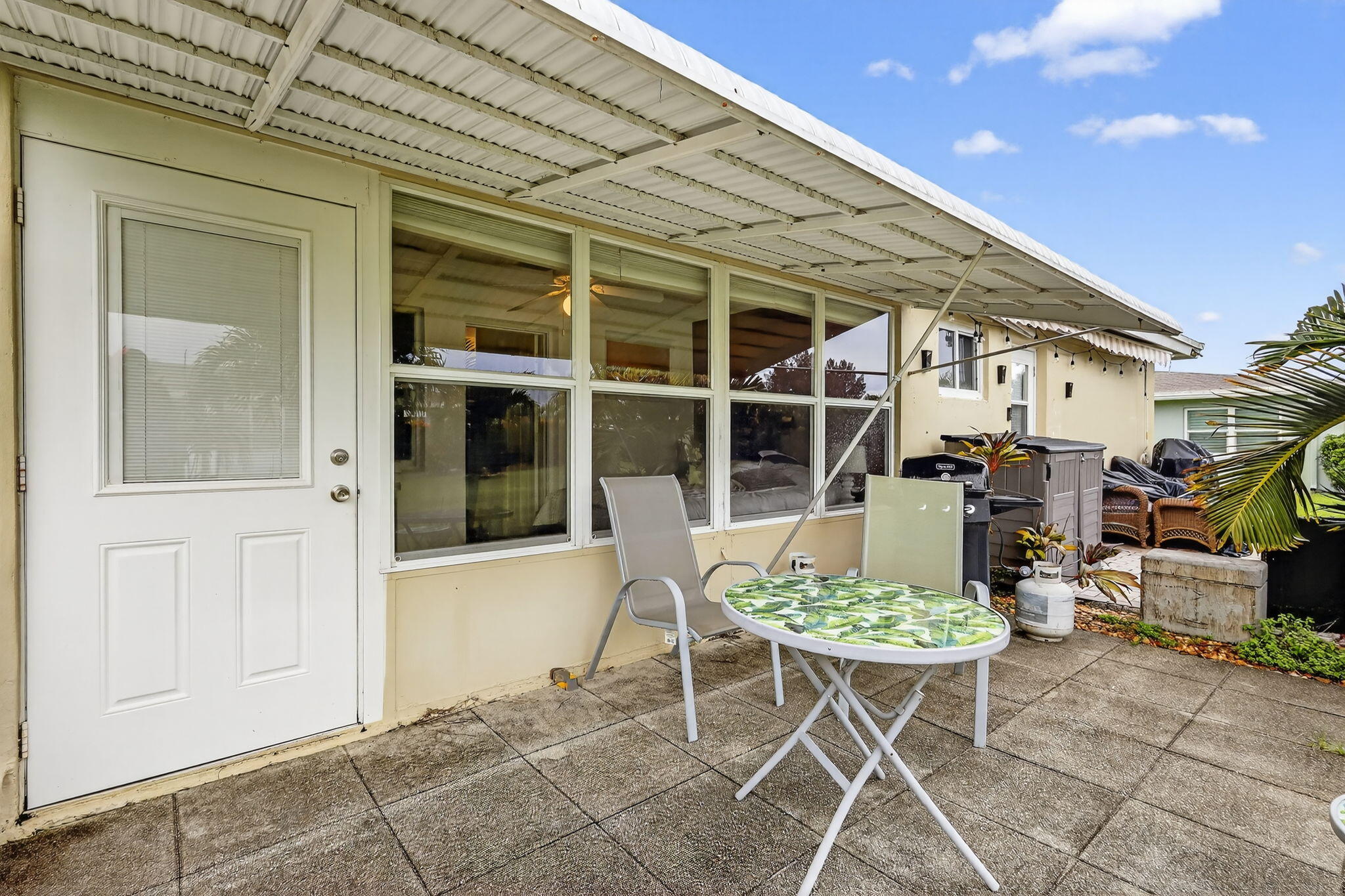242 West High Point Court, Unit B Delray Beach, FL 33445 - Photo 26 of 36 a dining room with a table and chairs