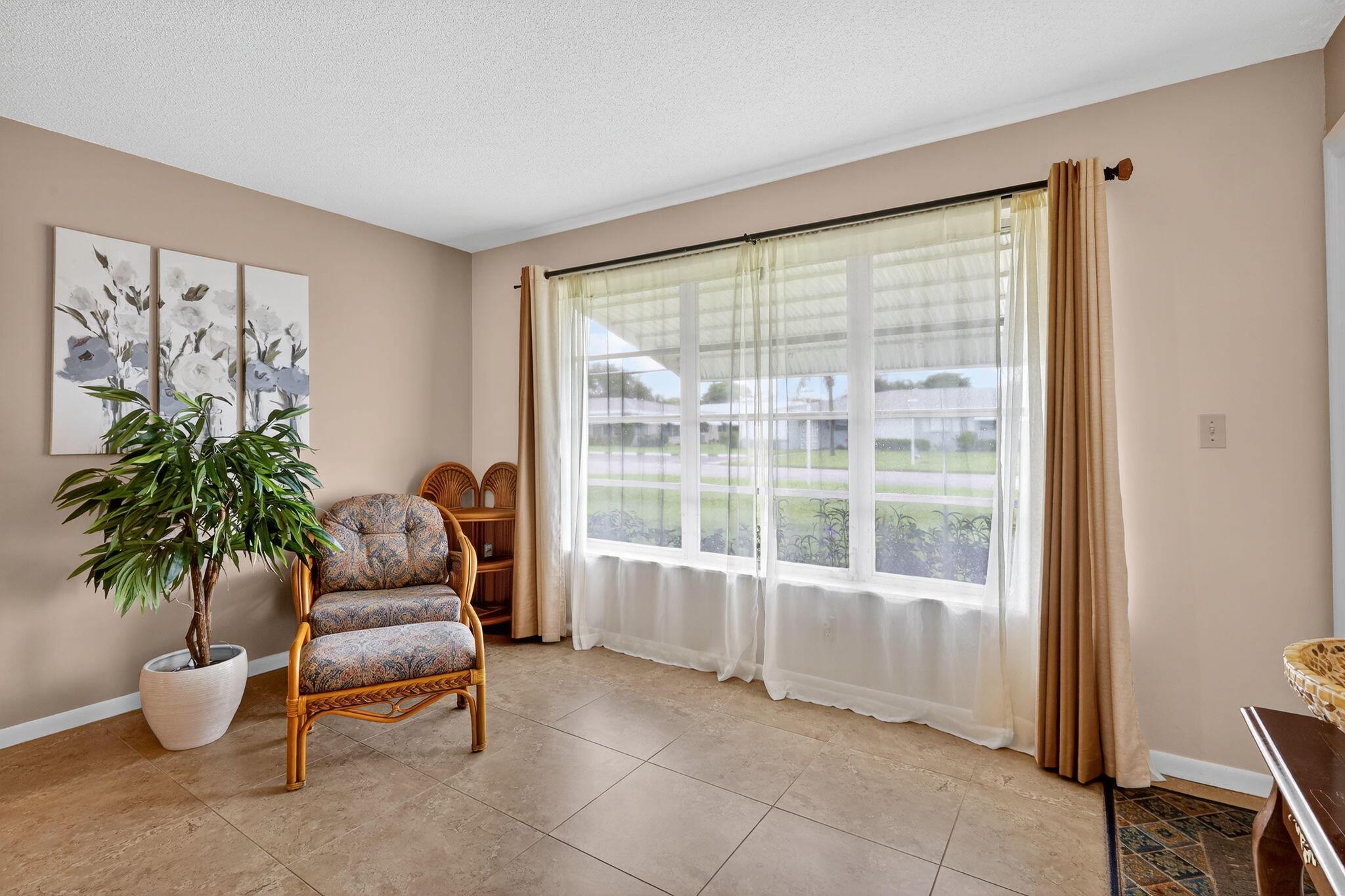 242 West High Point Court, Unit B Delray Beach, FL 33445 - Photo 10 of 36 a living room with furniture and a potted plant