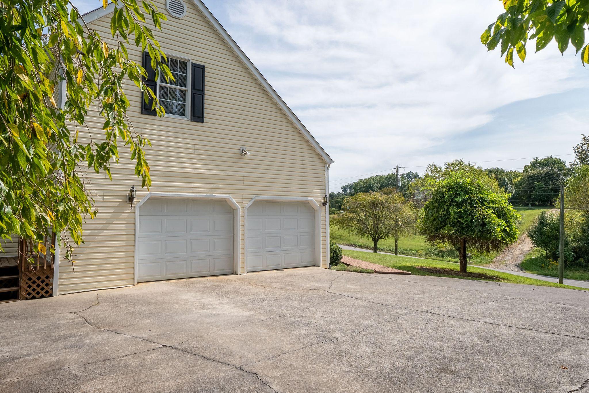 1398 Dunlap Road Kingsport, TN 37663 - Photo 4 of 49 Driveway - Garage